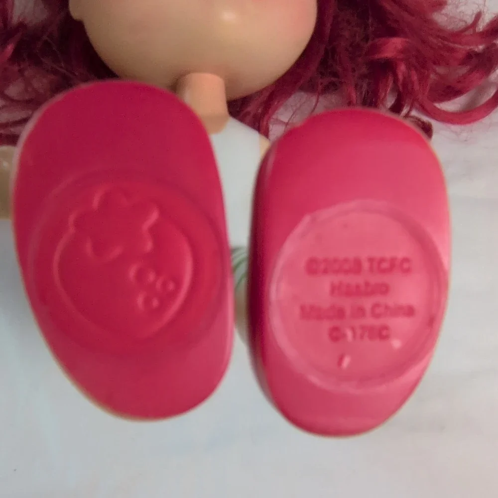 Hasbro Strawberry Shortcake 11 in Play Doll Red Wavy Hair Green Eyes Freckles‎
